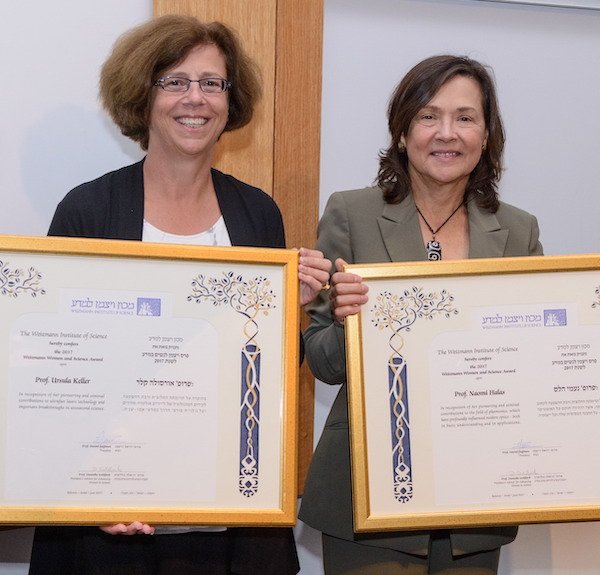 Ursula Keller（左）博士和纳米哈拉教授（右）接受2017年Weizmann妇女和科学奖。