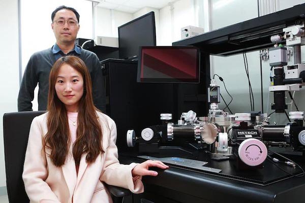 Jae Eun Jang教授和Su Jin Heo女士（前面）旁边的实验设置，使他们能够观察薄柔性导体中的裂缝。